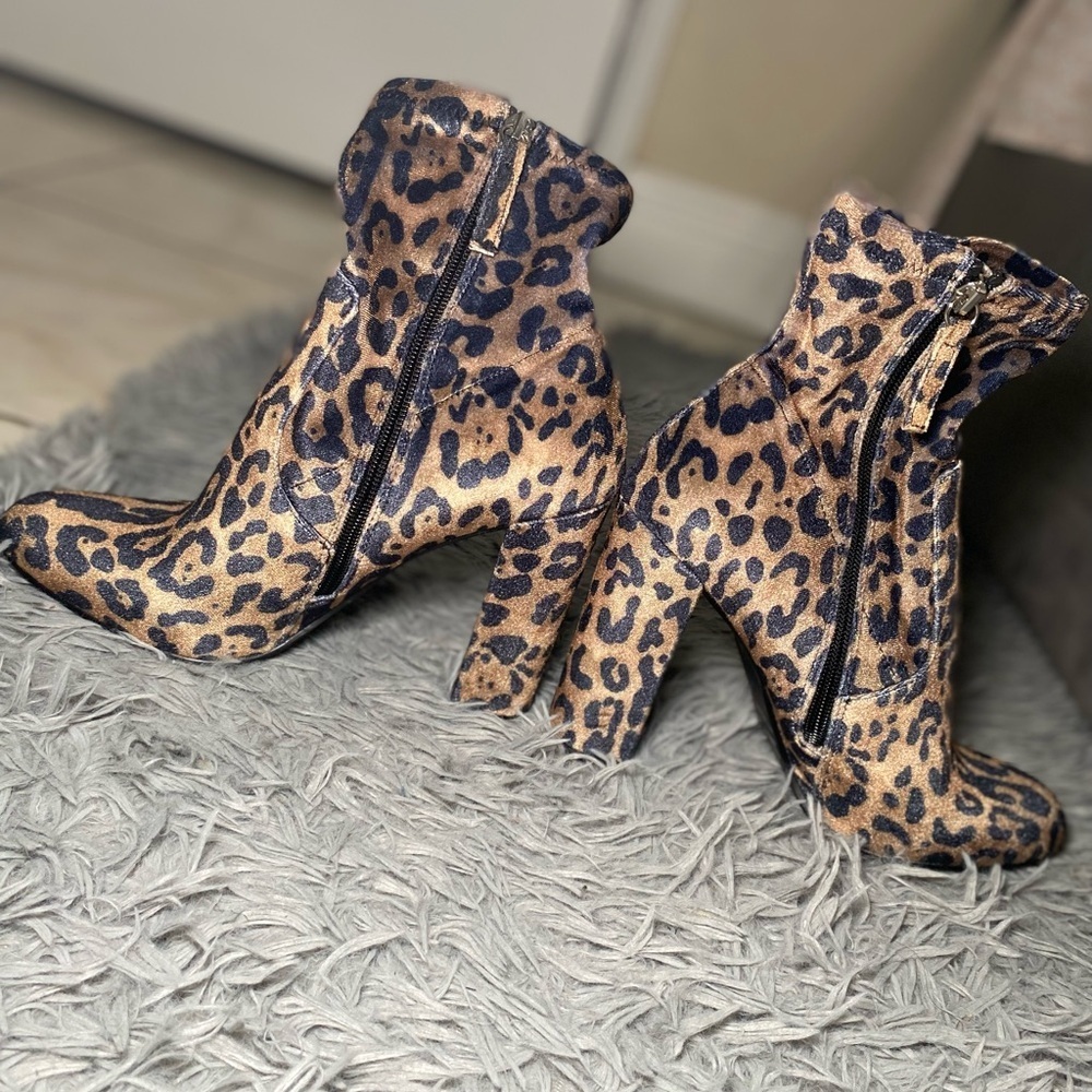 Steve Madden Edit Velvet Chunky Leopard Sock Booties in size 8.5. - Picture 10 of 12